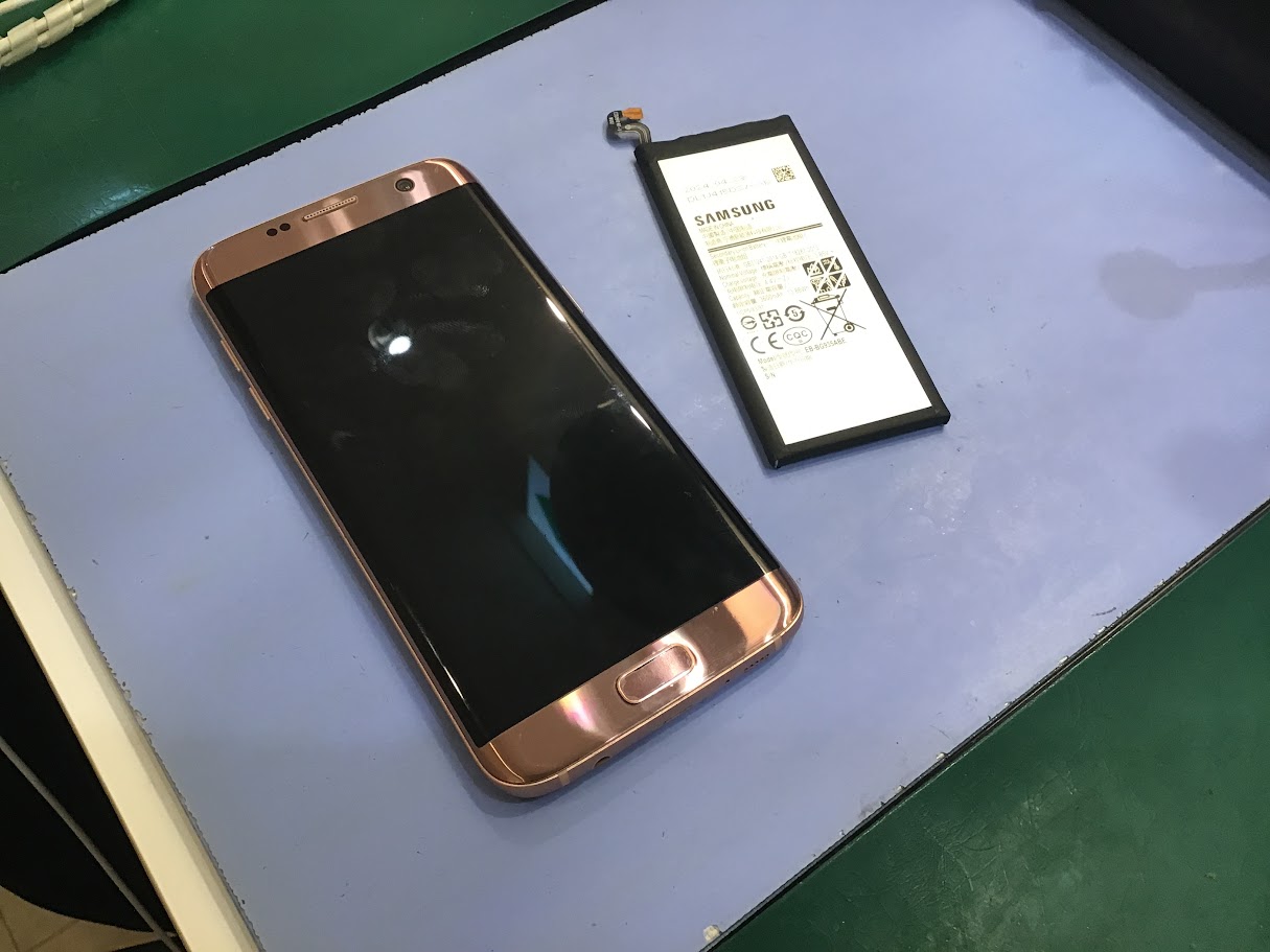 GalaxyS7edgeのバッテリー交換ならデータそのまま修理可能なスマホ修理工房町田モディ店へ！